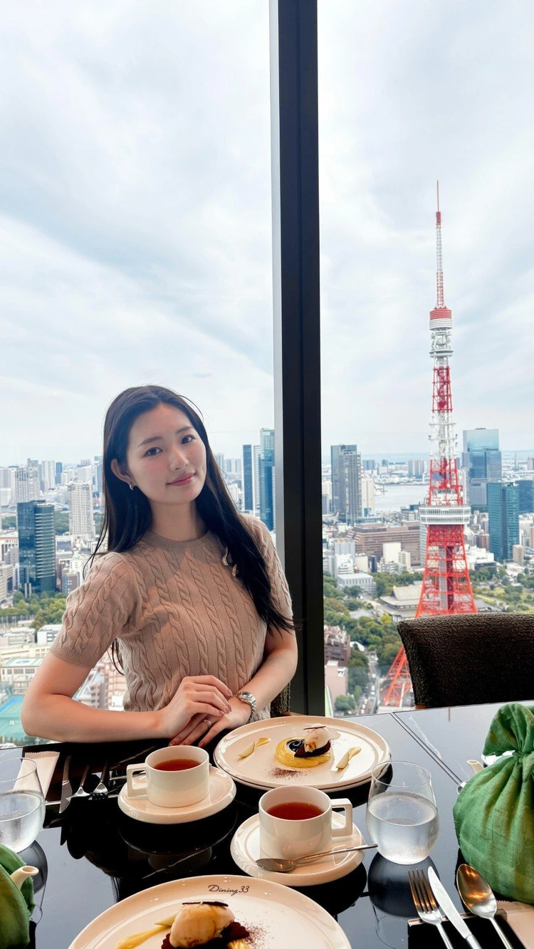 Dining 33の窓際席でデザートセットを楽しむ藤田あかり
