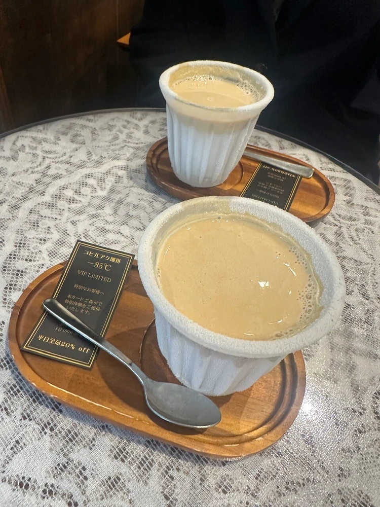 -85°Cのカップに注がれたカフェラテ