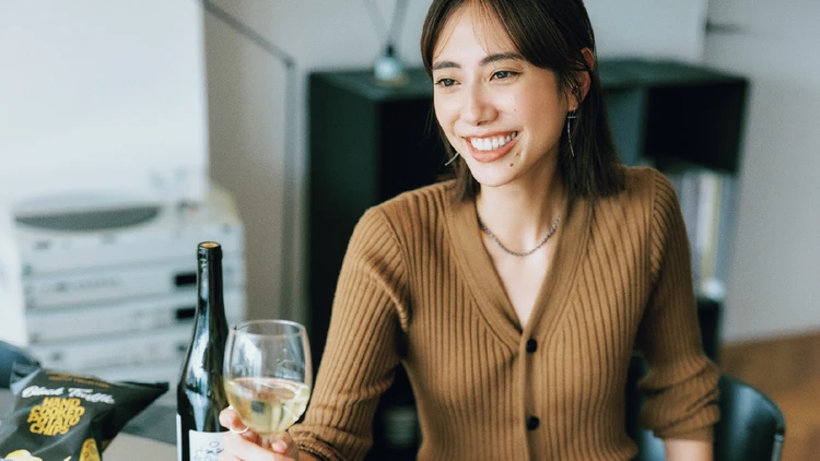 大人の肌見せはデコルテ＆ウエストをのぞかせる「バタフライシルエット」でかっこよく！[ヘアアレンジ付き]