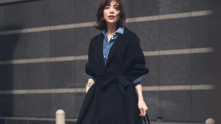 【スニーカーコーデ】きれいめ派の味方はクリーンな白のハイテクスニーカー【BAILA今日のコーデ】