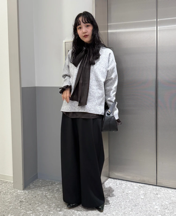 スーツスクエア CHANTOWAシリーズ ニット×ブラウス×ワイドパンツ プレス着用画像