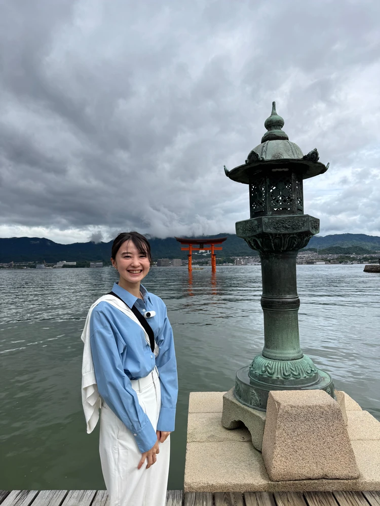 厳島神社 満潮時 海に浮かぶ大鳥居と女性
