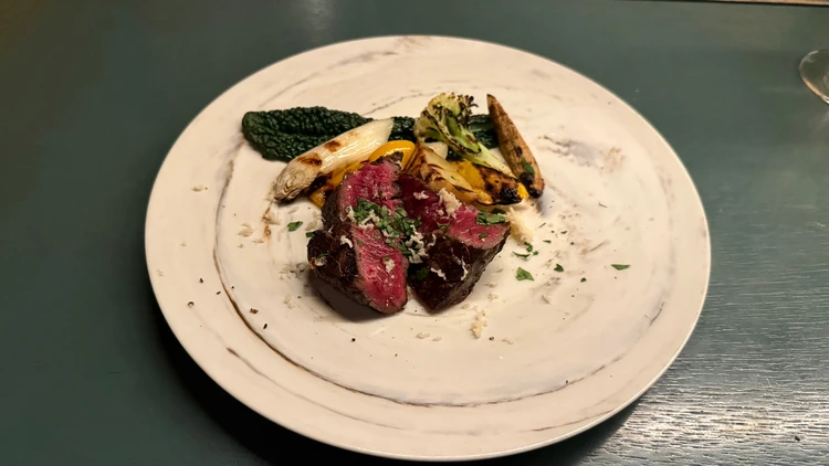 赤牛ランイチのグリル　山わさび添え