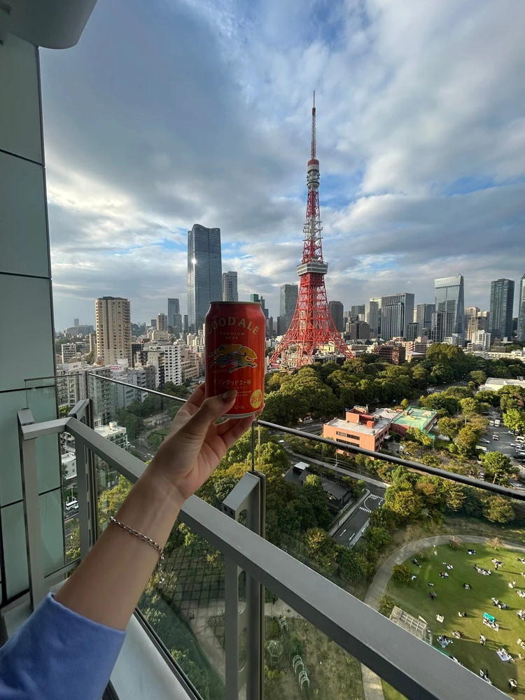 ザ・プリンスパークタワー東京の客室から見た景色。東京タワーとキリンのグッドエールが写っている。