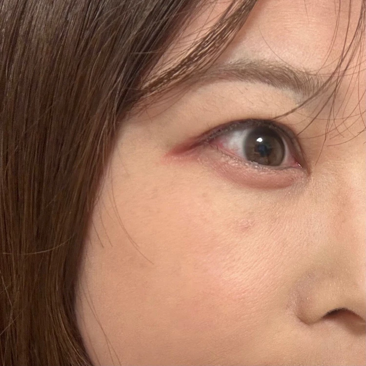 肌にパウダーを乗せた写真