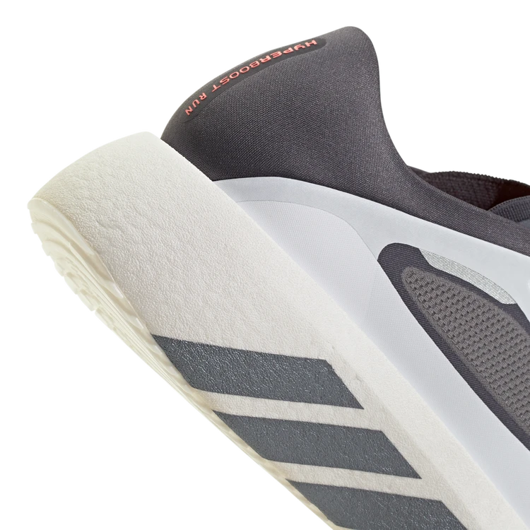 高いフィット性と安定感を実現「3D HEEL（スリーディヒール）」を搭載