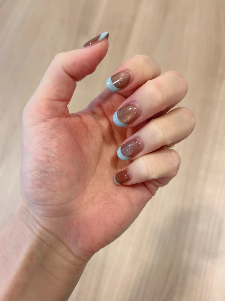 ブラウンマグネットネイル ライトブルー水色フレンチネイル 秋ネイルデザイン