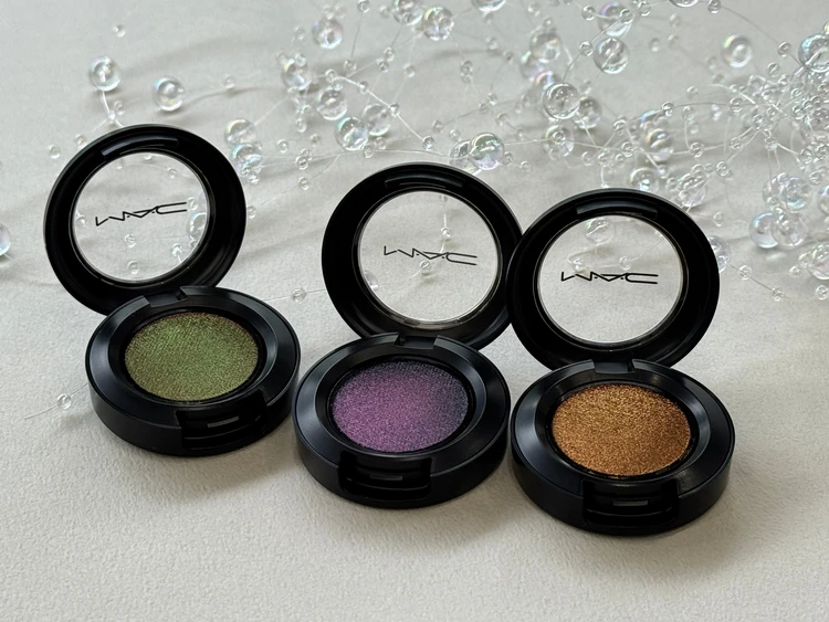 【単色アイシャドウなのに2色に変化!?】M•A•Cのポイント使いも可愛すぎる変幻発色アイシャドウ_5