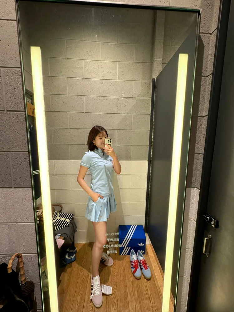 ゴルフ　ゴルフ女子　アディダス　アディダスゴルフゴルフ　ゴルフウェア　ウィメンズウェア　ゴルフコーデ　大人のゴルフコーデ　春のゴルフコーデ　スポーツコーデ　スポーツウェア　ゴルフ初心者　脚太い女子が選ぶゴルフウェア　30代女子ゴルフゴルフウェア　アディダスゴルフ新作　アディダスゴルフウェアレディース　カラフルゴルフコーデ　ラウンドコーデ　水色界隈　水色ゴルフウェア　ガゼル　