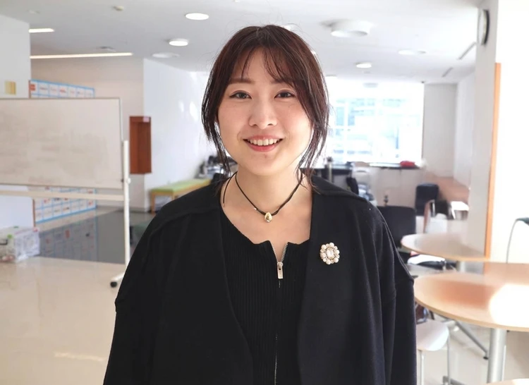 【30代の冬コーデ】ブローチで遊びたい!ジャケット/コートのマンネリ解消するシンプルから重ね付けまで3選_3