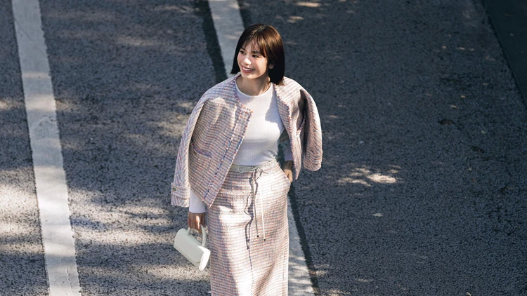 【カラーパンプスコーデ】コンサバの鮮度UPにきれい色シューズが効く【BAILA今日のコーデ】