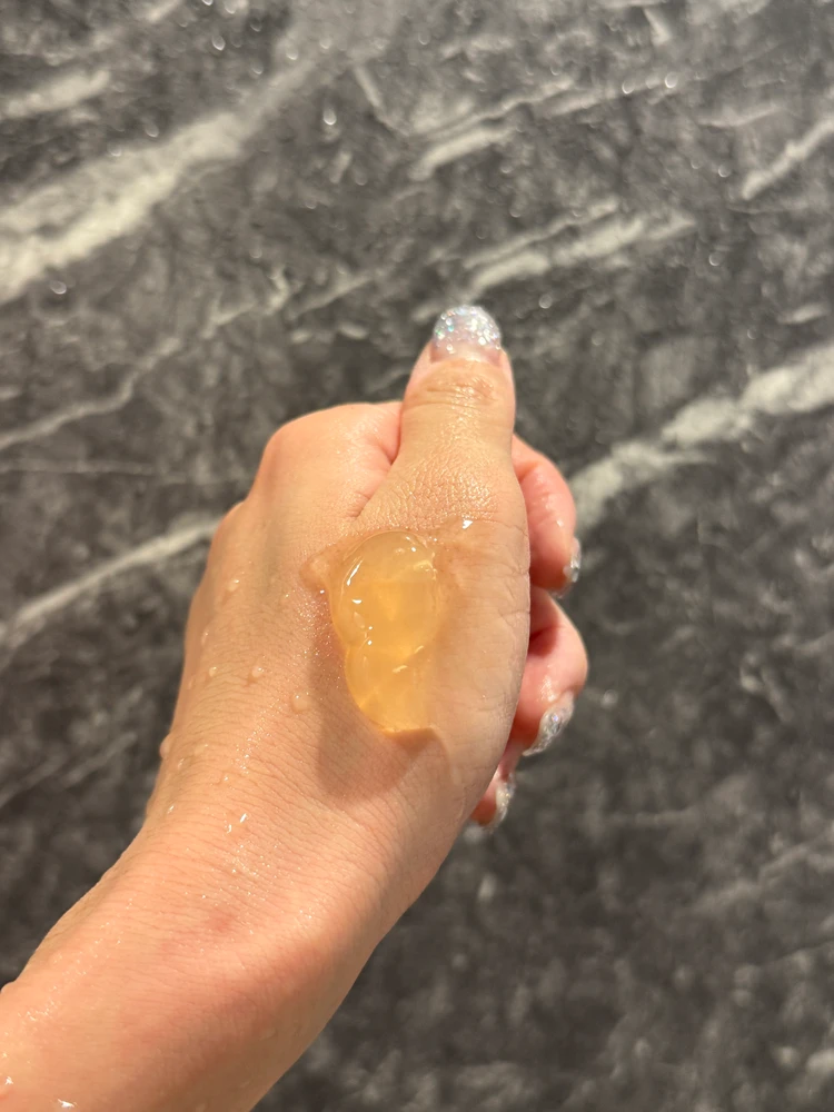 エストの『クラリファイイング ジェルウォッシュ MED 』を手に出してみた写真