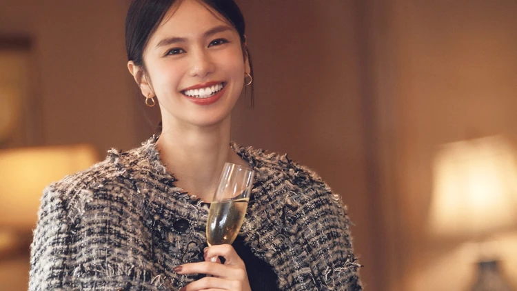 【ツイードジャケットコーデ】会食の日はちょい派手ブラックで盛り上げて【BAILA今日のコーデ】