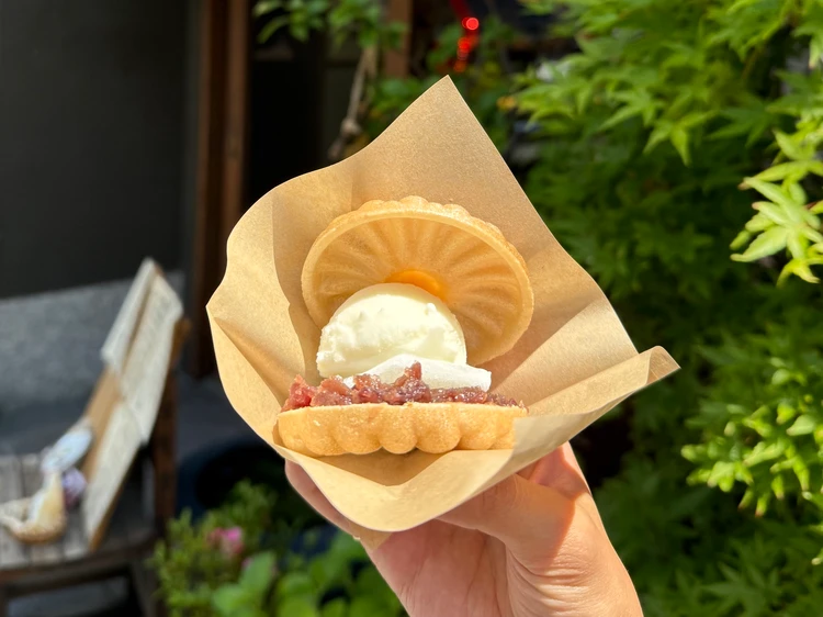 種嘉商店 あいす最中を持った写真