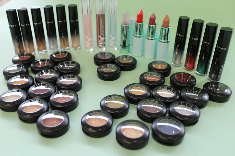 M•A•C ホリデーコレクション2025のテーマ Dazzle them with holiday gifts.