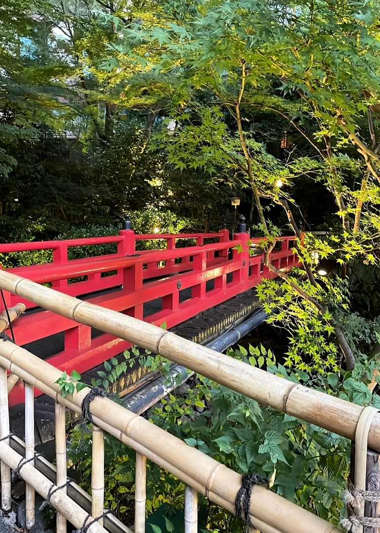 椿山荘の弁慶橋は緑と赤い橋のコントラストが素敵