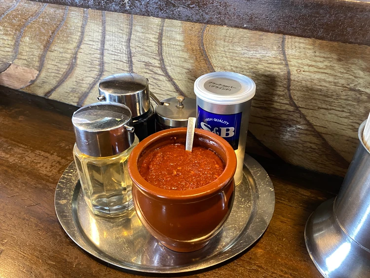 卓上にはラージャン、胡椒、醤油、酢、ラー油が置いてあります