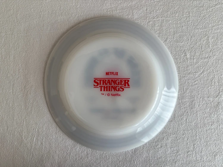 ストレンジャーシングス×スリコ プレートの裏面