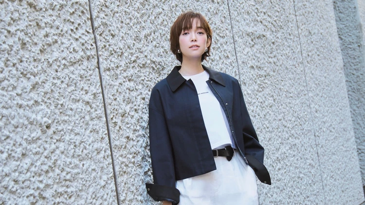 【ピンクパンプスコーデ】足元に効かせたきれい色でシンプル服を一歩先に【BAILA今日のコーデ】