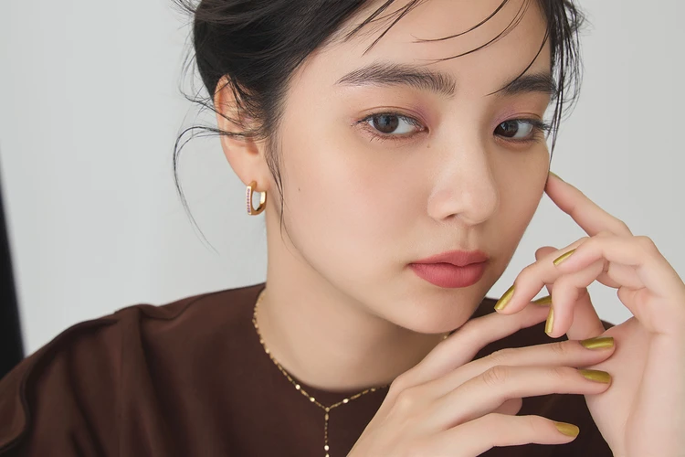 シャネル秋新色コスメで「大人のピンクメイク」