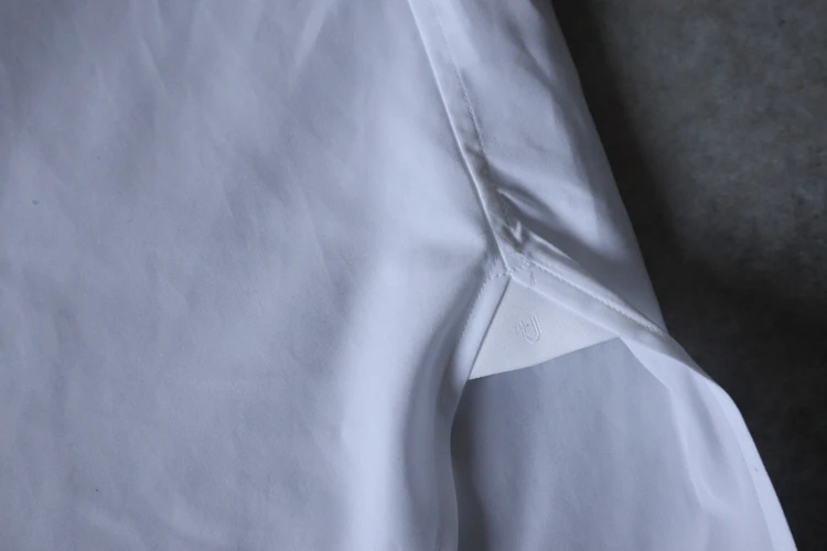 ユニクロ　+J　コラボ　スーピマコットンオーバーサイズシャツ　白シャツ　サイド　ロゴ