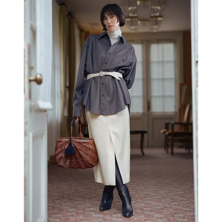 スリットスカートをはいたモデル