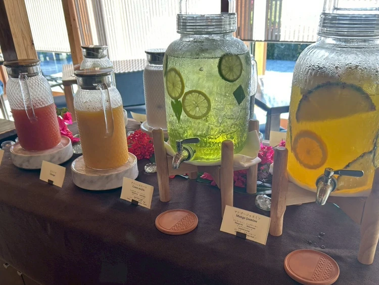 星のや竹富島の朝食ドリンクバー｜ジュースやコーヒーが並ぶセルフサービス