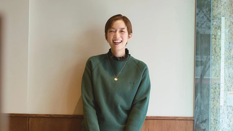 【レイヤードコーデ】スウェットにフリルブラウスを仕込みさりげない甘さをオン【BAILA今日のコーデ】