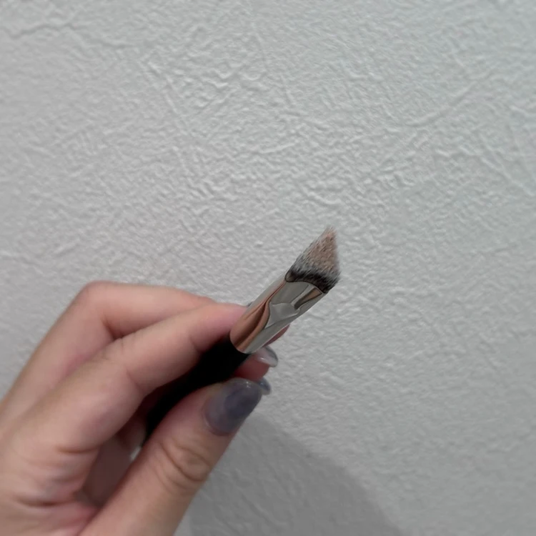 カラーコレクターを目元になじませるために使用しているメイクブラシ