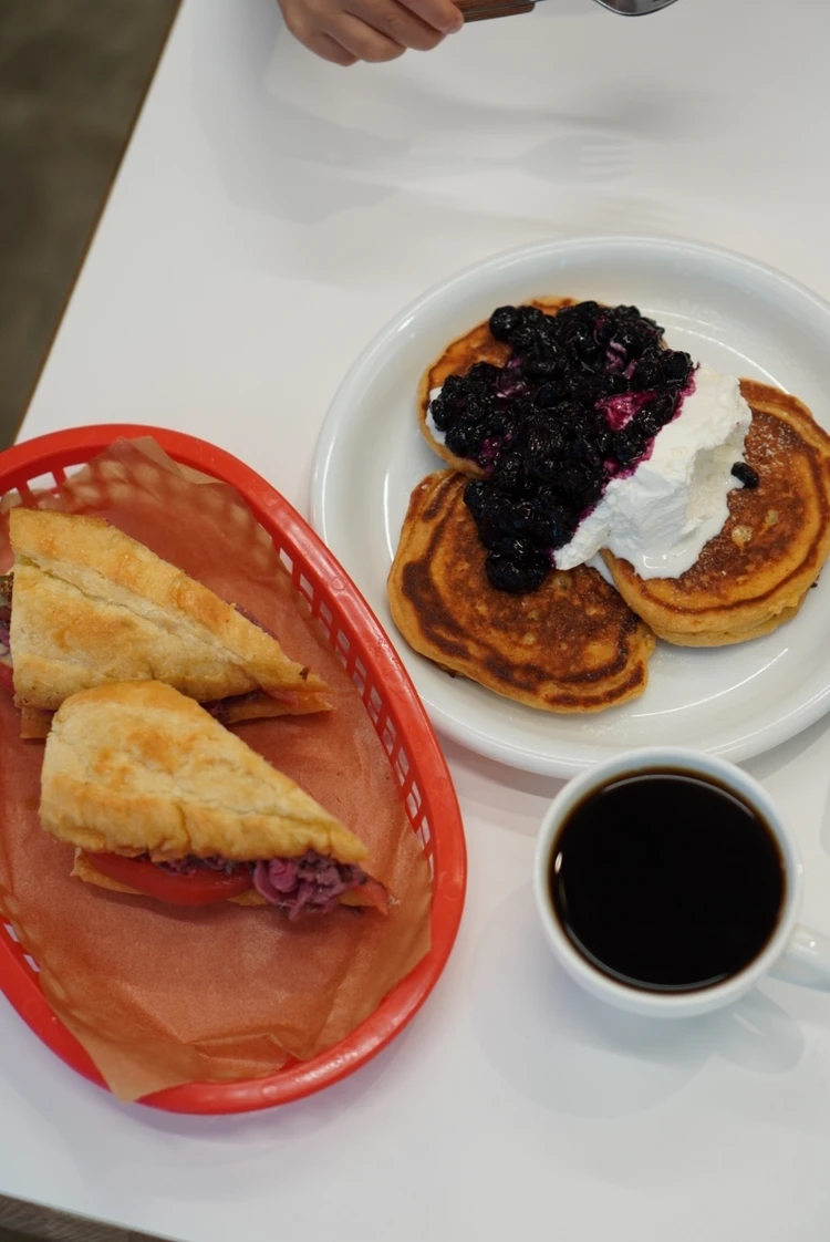 週末のご褒美モーニング♩行列必至の【FLAPJACK'S】で味わう本場アメリカンパンケーキ_5_2