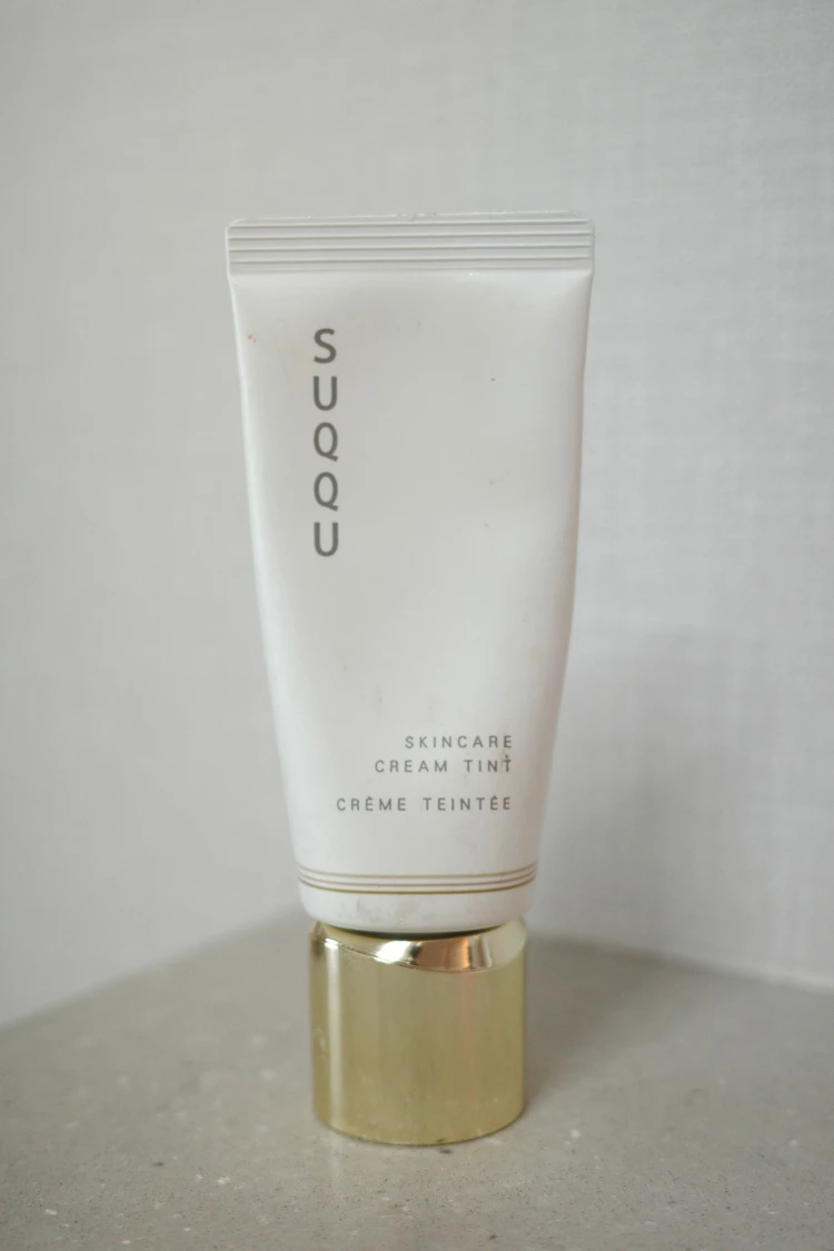 SUQQUスキンケアクリームティントのツヤ肌仕上がり|自然光でのナチュラルメイク