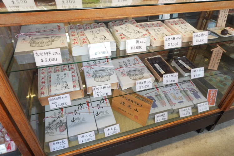 力餅家　店内ショーケース
