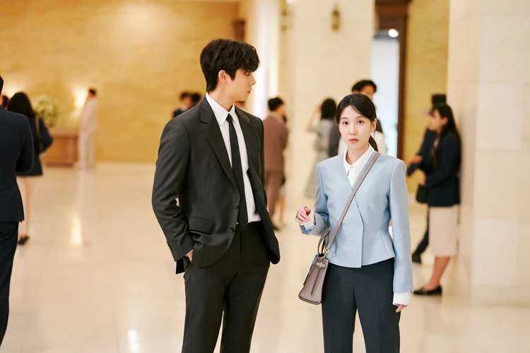 無人島のディーバ モクハ(パク・ウンビン)とボゴル(チェ・ジョンヒョプ)の2ショット