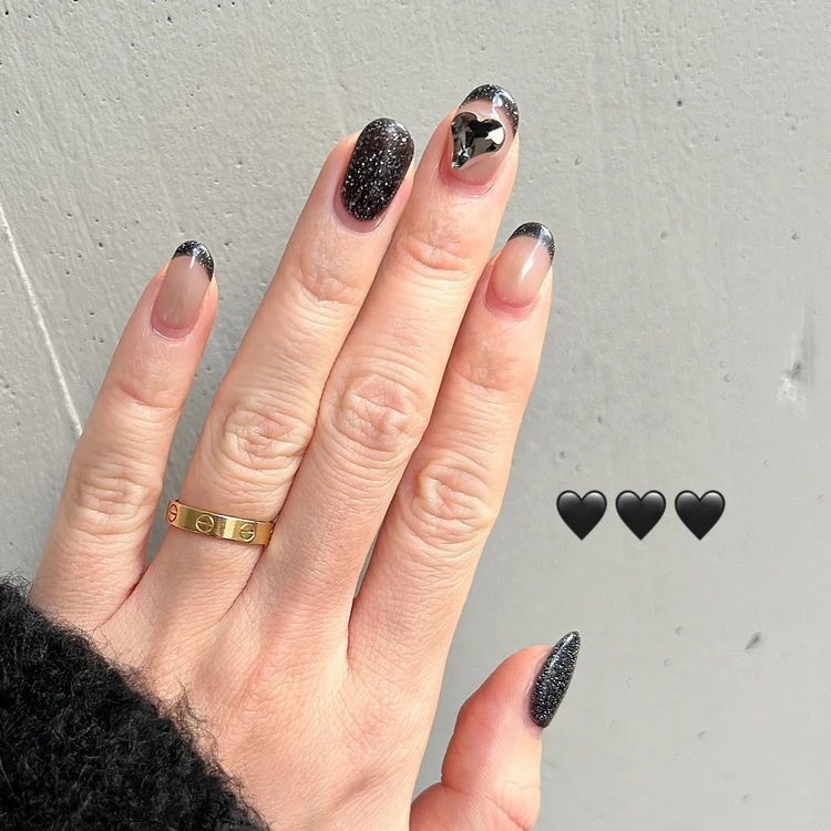 ブラックネイル  フラッシュネイル ハートパーツ 推し色ネイル 