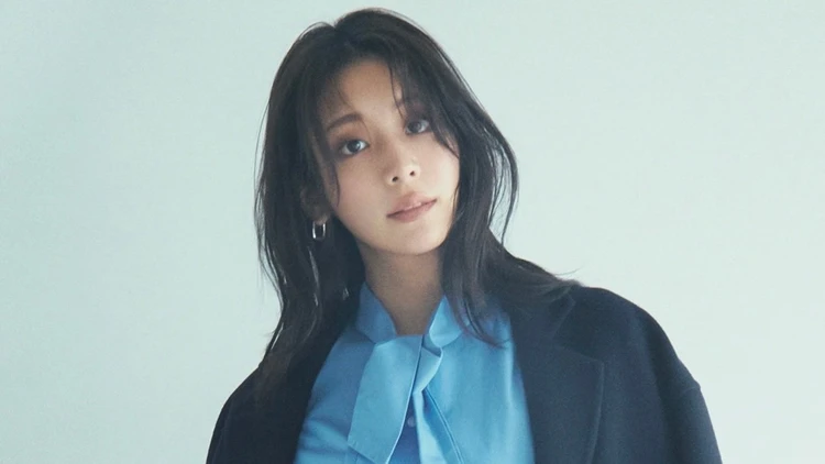 【美脚パンツコーデ】ワイドに頼ってシンプルだけど美脚度ピカイチの絵になる人に【BAILA今日のコーデ】