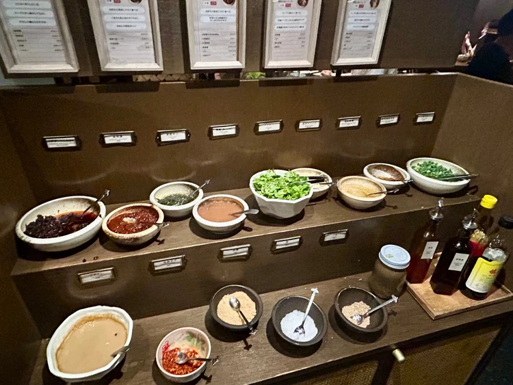 店内入口近くに設置された薬味や調味料