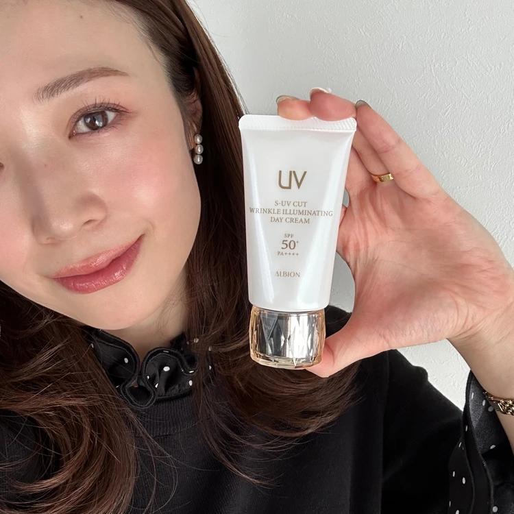 乾燥肌・敏感肌愛用 「ALBION（アルビオン）S-UV カット リンクル イルミネイティング デイクリーム」を手に持った写真