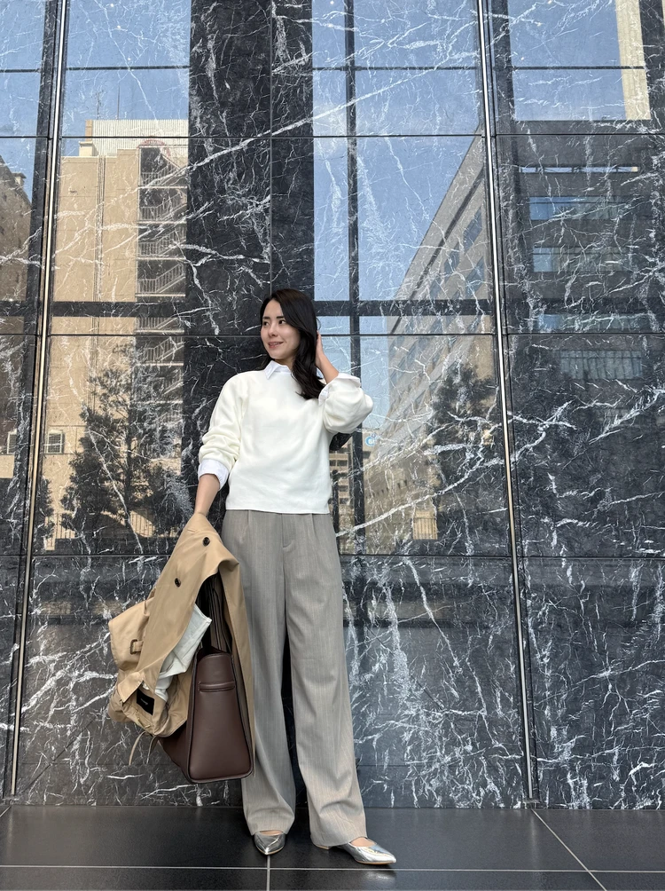 シャツ×ニットの重ね着コーデ