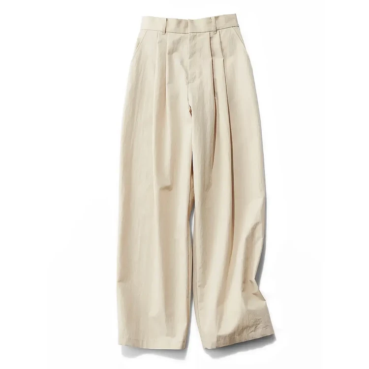 ベージュパンツ