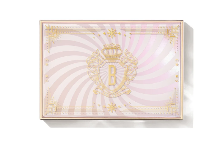 2025 クリスマスコフレ ホリデー 限定品 ボビイブラウン スウィート デカダンス アイシャドウ パレット ピンク×ホワイトを基調にしたパッケージは、ただ甘いだけではなく、洗練ムード漂う大人っぽいデザイン。手にするたびに気分が上がる!