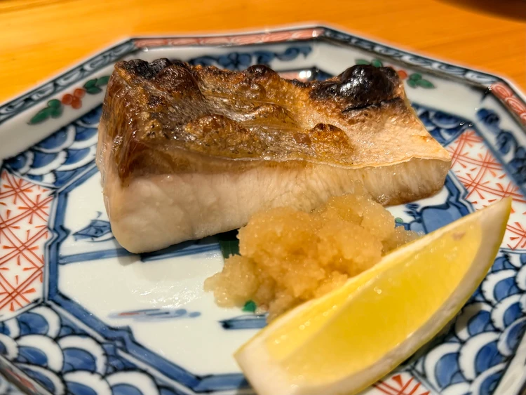 外はパリッと中はふっくらジューシーに焼かれたヒラマサの塩焼き