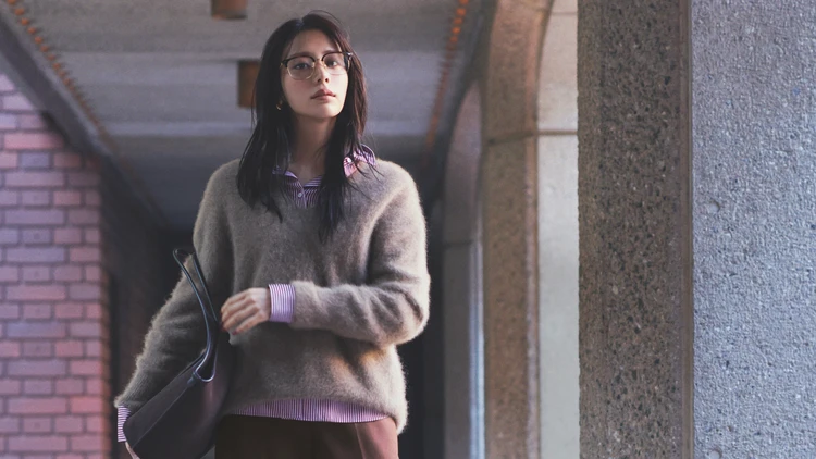 【ゆるテーパードパンツコーデ】インテリジェントな着こなしに赤みブラウンで今のムードを【BAILA今日のコーデ】