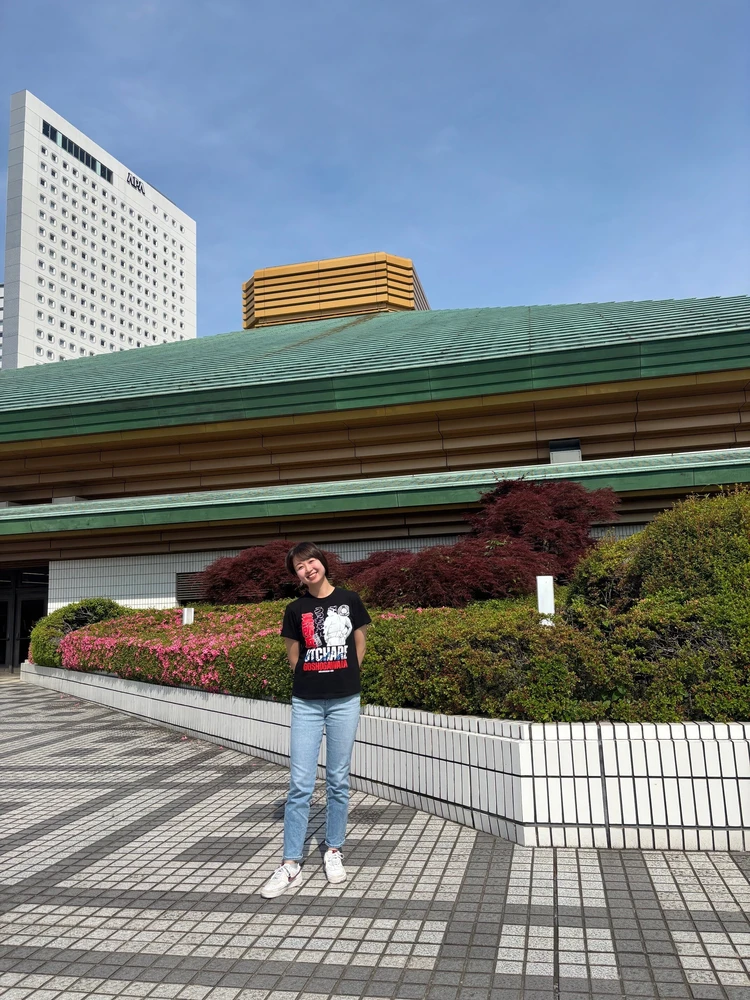 両国国技館の前で