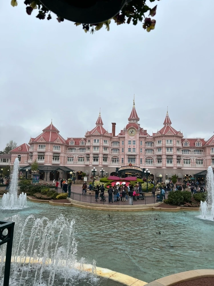 ディズニーランドパリにはホテルをくぐって向かいます