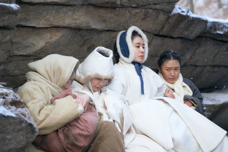 恋人~あの日聞いた花の咲く音~:ギルチェ(アン・ウンジン)と侍女たち