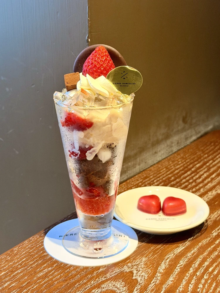  銀座のピエールマルコリーニで提供されている、真っ赤ないちごがたっぷりの期間限定「パフェ オ フレーズ ＆ シャンパーニュ」の全体像。