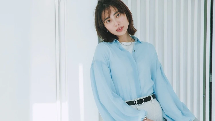【可愛げシャツコーデ】エアリーな透け感シャツで清涼感を呼び込む【BAILA今日のコーデ】