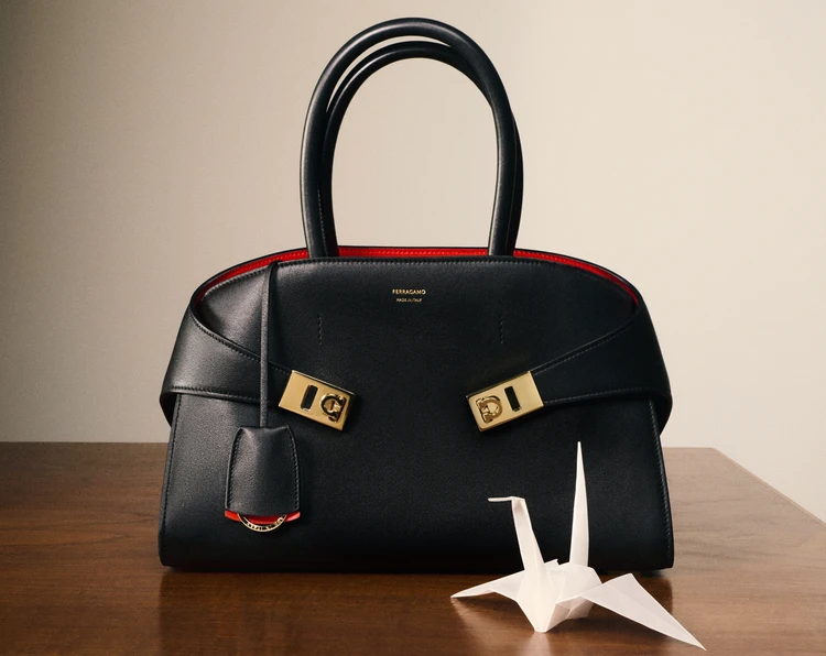 【FERRAGAMO(フェラガモ)】バレンタインデーを祝福するキャンペーン「Hug Me Close – 想いをそっと抱きしめて」で素敵なギフトを見つけて♡