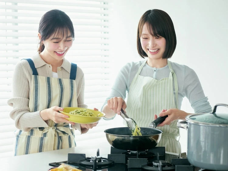 【指原莉乃と長谷川あかりのご自愛ラジオ】おうち女子会が盛り上がるレシピを二人で料理。同世代ならではの女子会トークは必見！