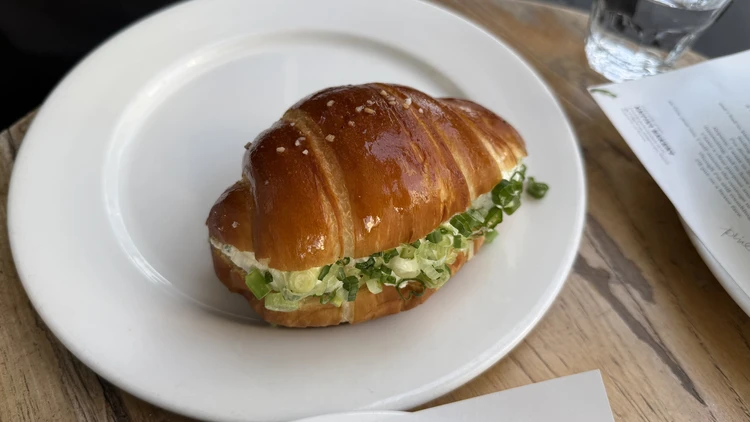  ARTIST BAKERYのネギクリームチーズ塩パン